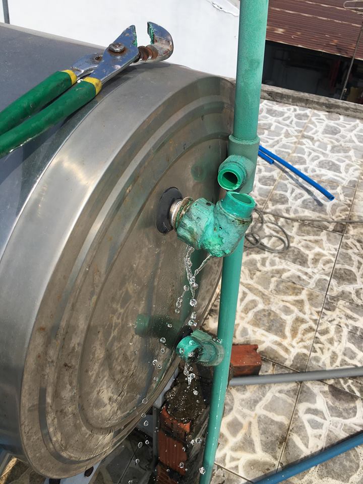 Hàn sửa ống nước nóng năng lượng mặt trời