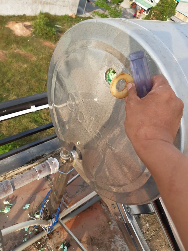 Thay roang máy nước nóng năng lượng mặt trời