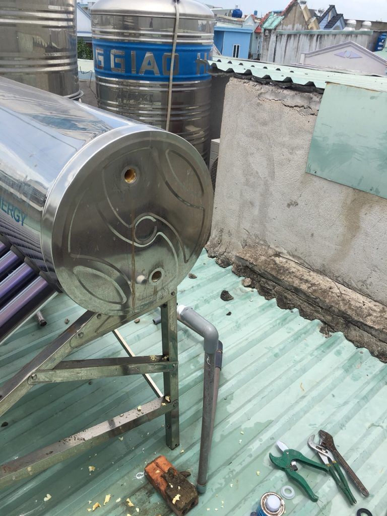 Sửa máy nước nóng năng lượng mặt trời bị rò rỉ