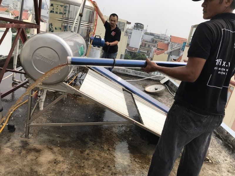 Bao Tri May Nuoc Nong Nang Luong Mat Troi 1